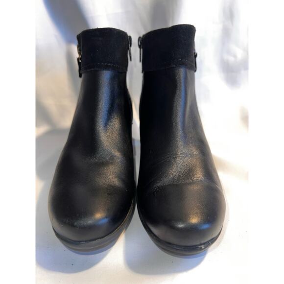 CLARKS EMSLIE TWIST BLACK LEATHER BOOTIE ANKLE BOOT SIDE ZIP SZ 6.5 M - Picture 2 of 7